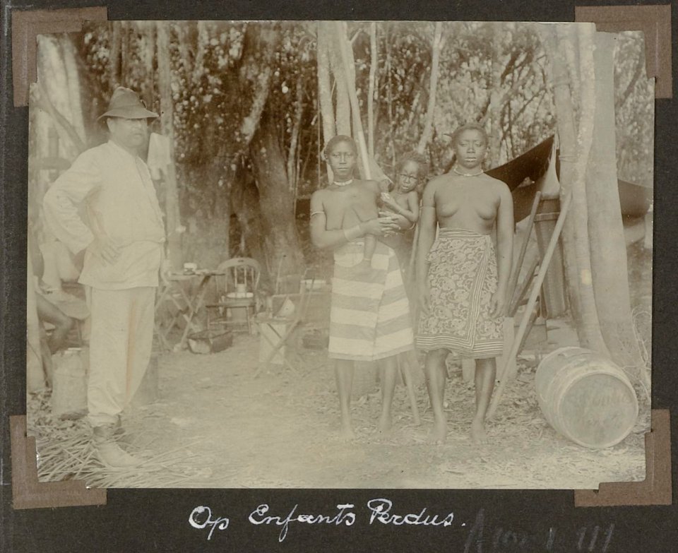 Collectie NMvWereldculturen, RV-A102-1-111, 'Op Enfants Perdus'. Foto- G.M. Versteeg, 1903-1904