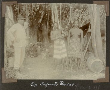 Collectie NMvWereldculturen, RV-A102-1-111, 'Op Enfants Perdus'. Foto- G.M. Versteeg, 1903-1904