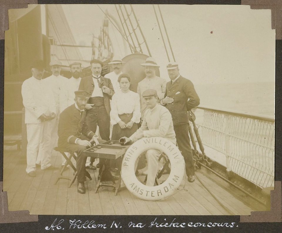 Collectie NMvWereldculturen, RV-A103-1-12, 'Aan boord Willem IV na trictac concours'. Foto- G.M. Versteeg, 1904