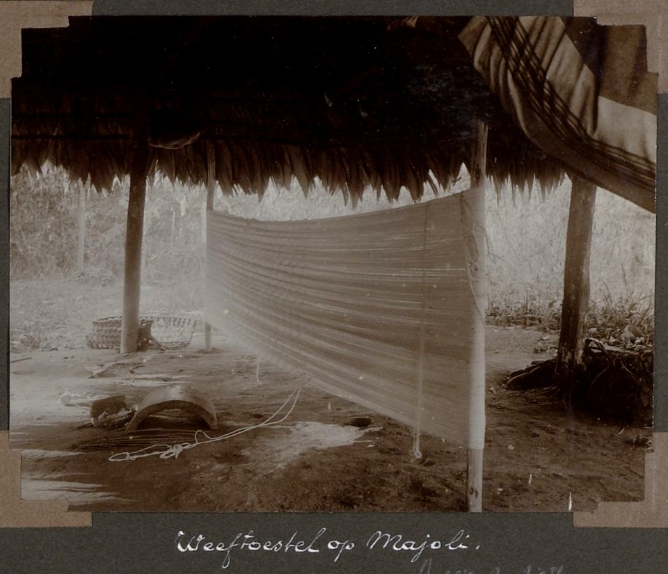 Collectie NMvWereldculturen, RV-A103-1-137, 'Weeftoestel op Majoli'. Foto- G.M. Versteeg, 1904