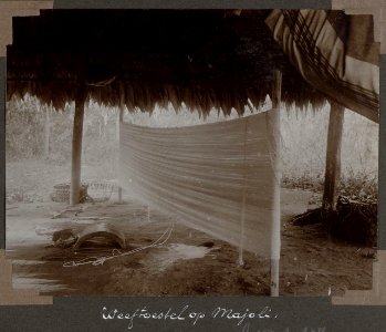 Collectie NMvWereldculturen, RV-A103-1-137, 'Weeftoestel op Majoli'. Foto- G.M. Versteeg, 1904