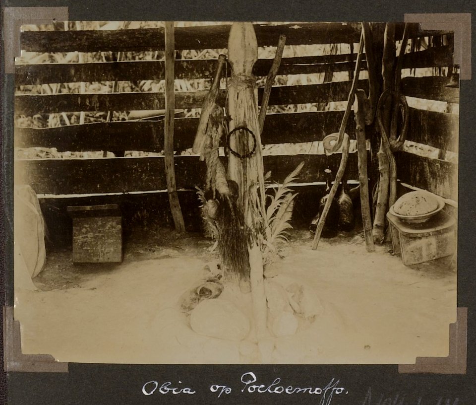 Collectie NMvWereldculturen, RV-A102-1-115, 'Obia op Poeloemoffo'. Foto- G.M. Versteeg, 1903-1904