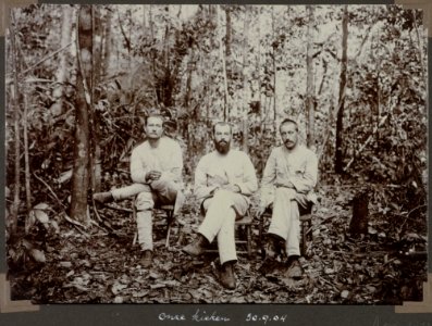 Collectie NMvWereldculturen, RV-A103-1-114, Groepsportret A. Franssen Herderschee, G.M. Versteeg en C.H. de Goeje. Foto- G.M. Versteeg, 30 september 1904