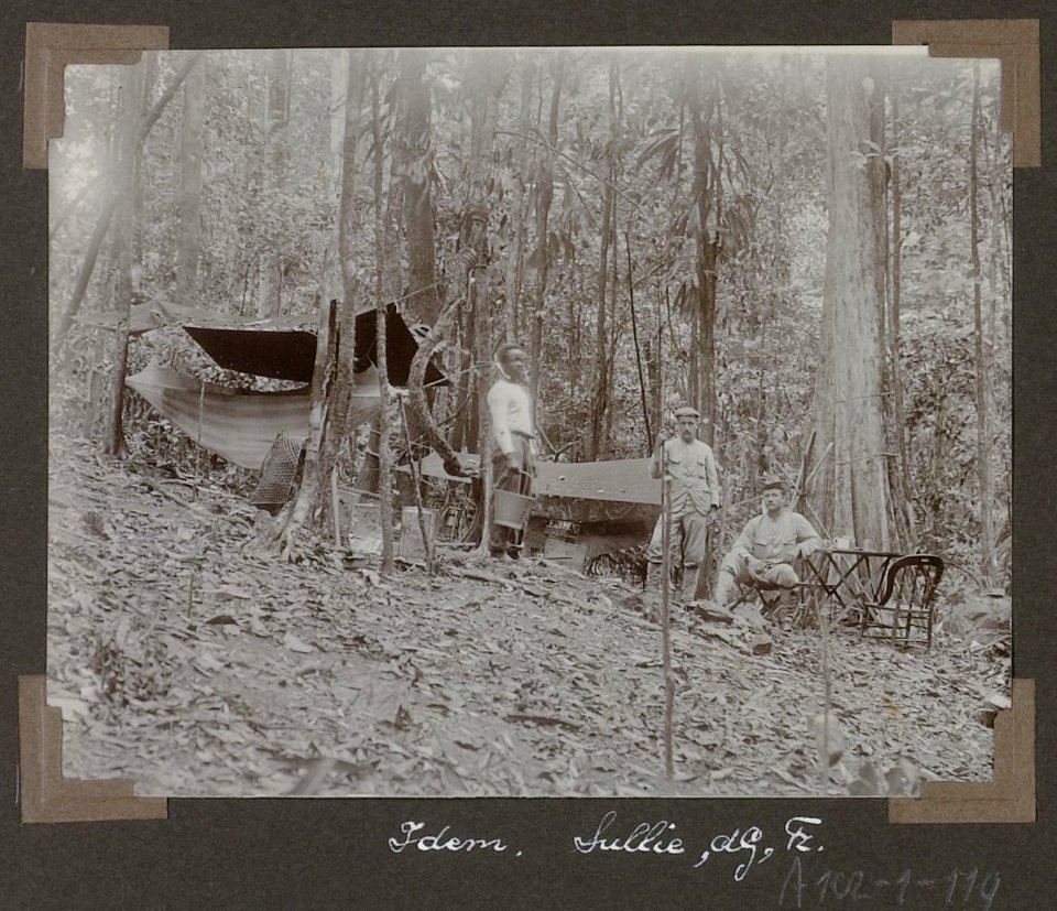 Collectie NMvWereldculturen, RV-A102-1-119, 'Kamp op den Cotticaberg. Sullie, C.H. de Goeje, A. Franssen Herderschee'. Foto- G.M. Versteeg, 1903-1904