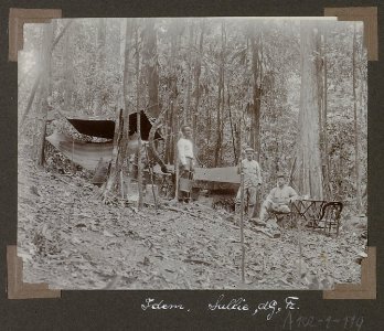 Collectie NMvWereldculturen, RV-A102-1-119, 'Kamp op den Cotticaberg. Sullie, C.H. de Goeje, A. Franssen Herderschee'. Foto- G.M. Versteeg, 1903-1904