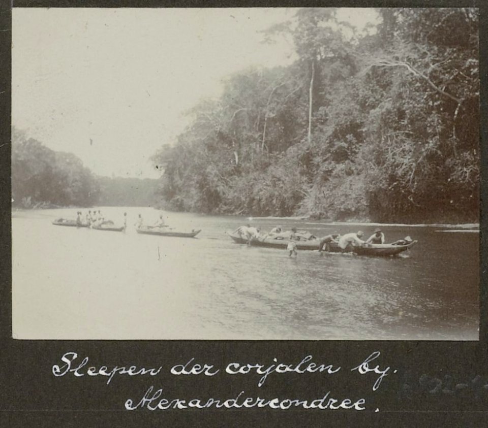 Collectie NMvWereldculturen, RV-A102-1-126, 'Sleepen der corjalen bij Alexandercondree'. Foto- G.M. Versteeg, 1903-1904