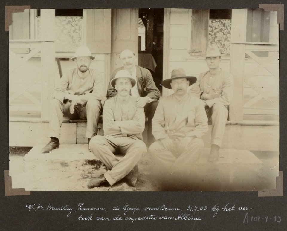 Collectie NMvWereldculturen, RV-A102-1-13, 'G.M. Versteeg, Dr. Bradley, A. Franssen Herderschee, C.H. de Goeje, van Breen, 31-07-03 bij het vertrek van de expeditie van Albina'. Foto- G.M. Versteeg, 1903