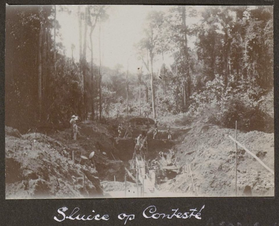 Collectie NMvWereldculturen, RV-A102-1-133, 'Sluice op Contesté'. Foto- G.M. Versteeg, 1903-1904