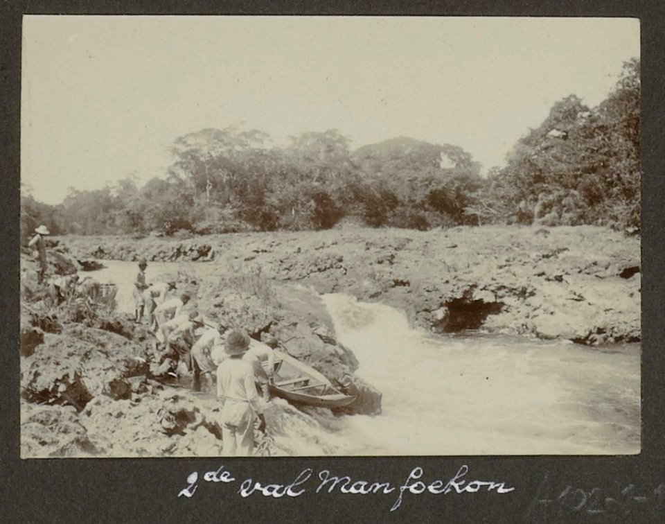 Collectie NMvWereldculturen, RV-A102-1-138, 'Tweede val Manfoekon'. Foto- G.M. Versteeg, 1903-1904