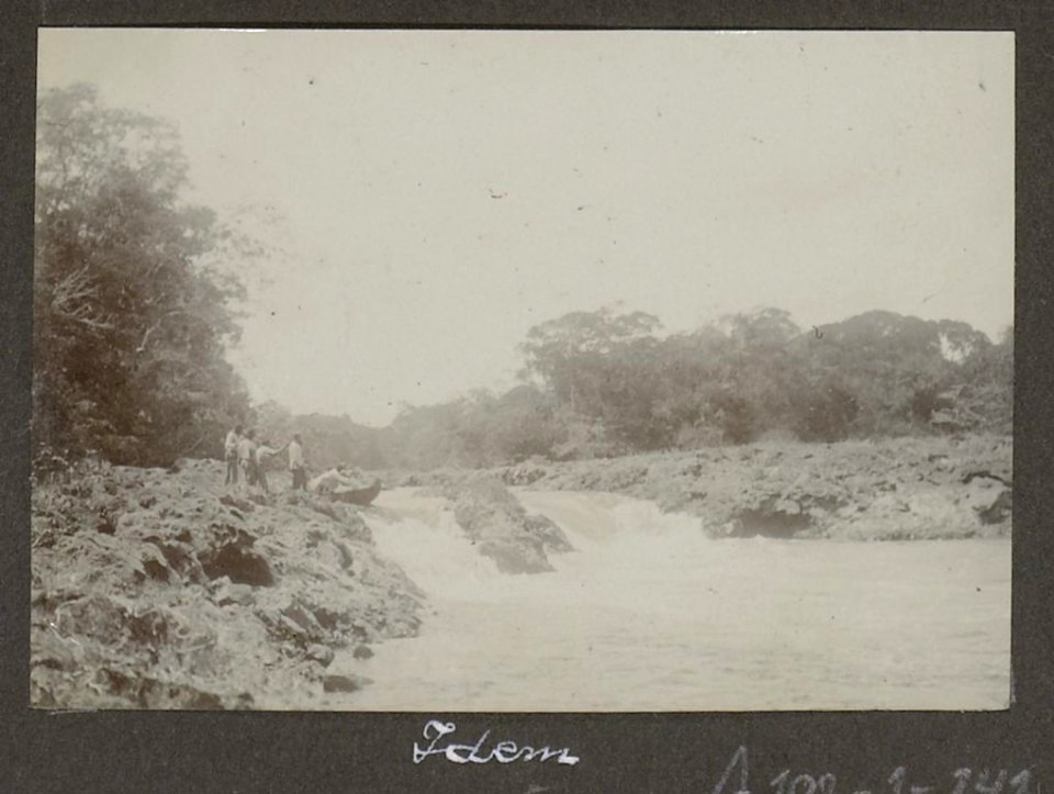 Collectie NMvWereldculturen, RV-A102-1-141, 'Tweede val Manfoekon'. Foto- G.M. Versteeg, 1903-1904