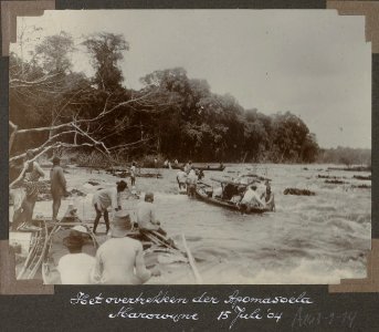 Collectie NMvWereldculturen, RV-A103-1-14, 'Het overtrekken der Apoma soela Marowijne (15 Juli 1904)'. Foto- G.M. Versteeg, 15 juli 1904