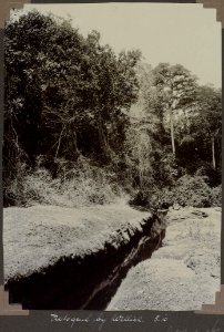 Collectie NMvWereldculturen, RV-A103-1-162, 'Rotsgeul bij Willioh'. Foto- G.M. Versteeg, 5 oktober 1904