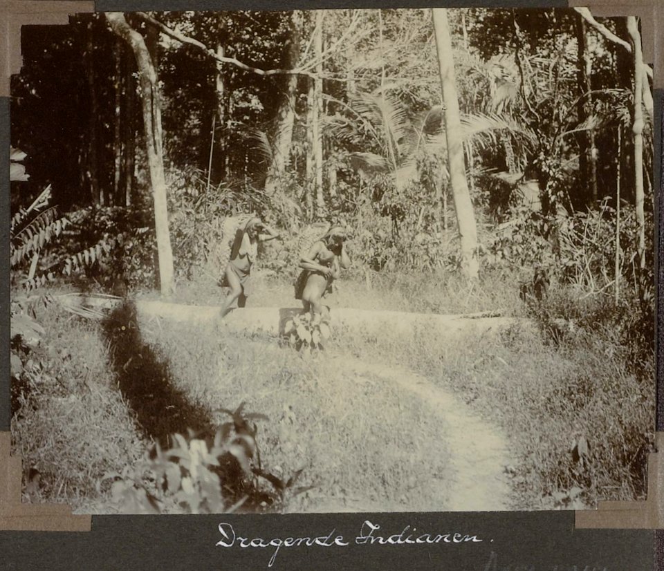 Collectie NMvWereldculturen, RV-A103-1-143, 'Dragende Indianen'. Foto- G.M. Versteeg, 1904