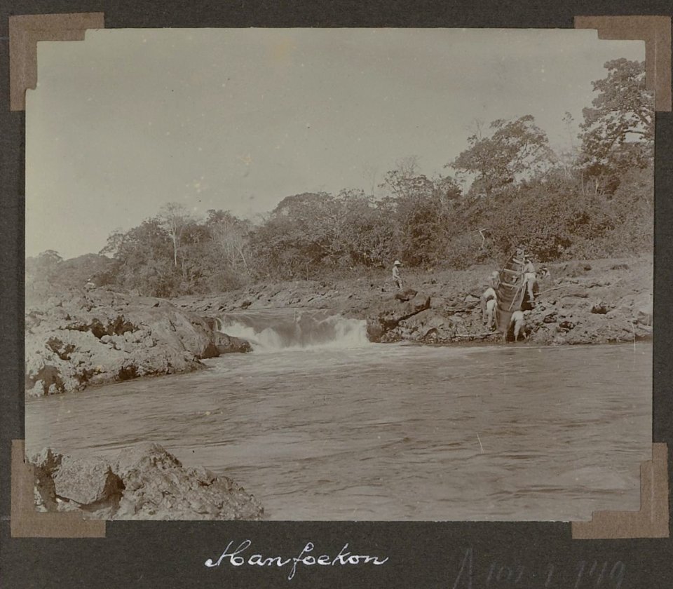Collectie NMvWereldculturen, RV-A102-1-149, 'Manfoekon'. Foto- G.M. Versteeg, 1903-1904