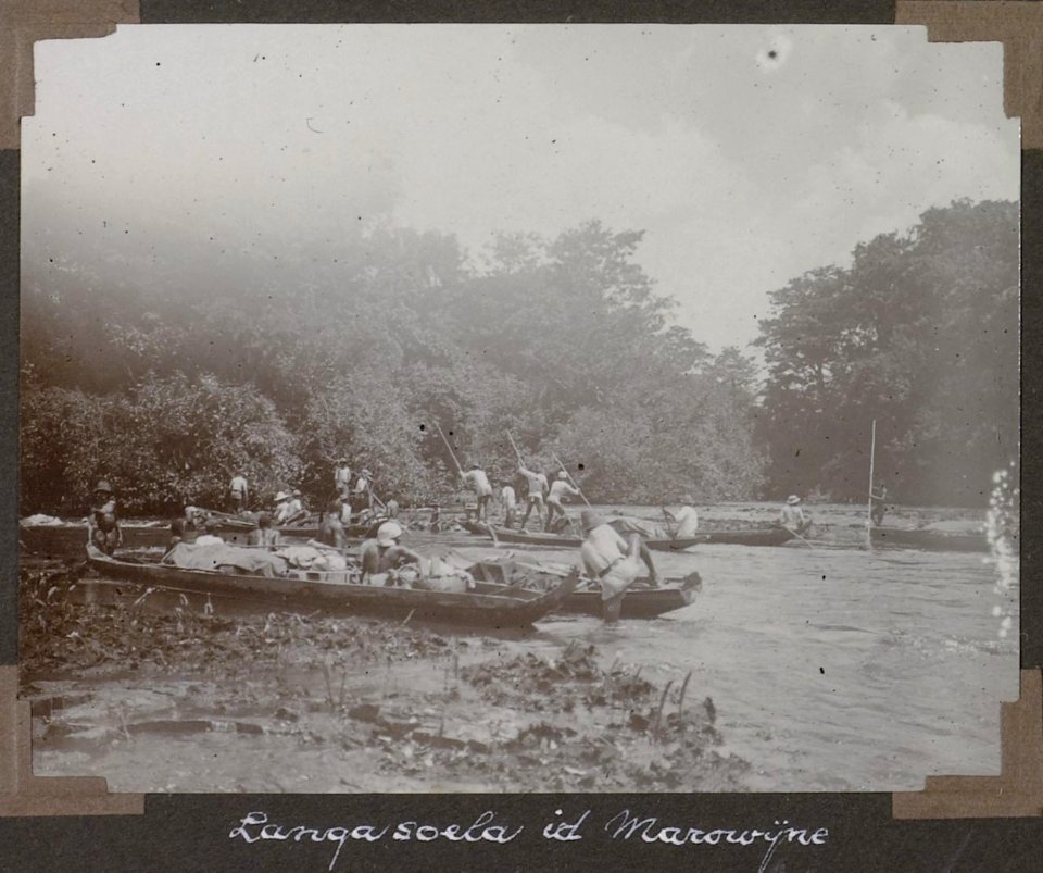Collectie NMvWereldculturen, RV-A103-1-16, 'Langa soela in de Marowijne'. Foto- G.M. Versteeg, 1904