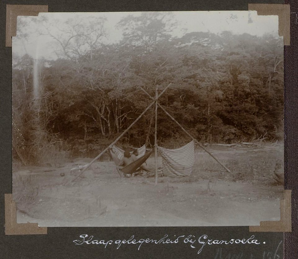 Collectie NMvWereldculturen, RV-A102-1-156, 'Slaapgelegenheid bij Gransoela'. Foto- G.M. Versteeg, 1903-1904