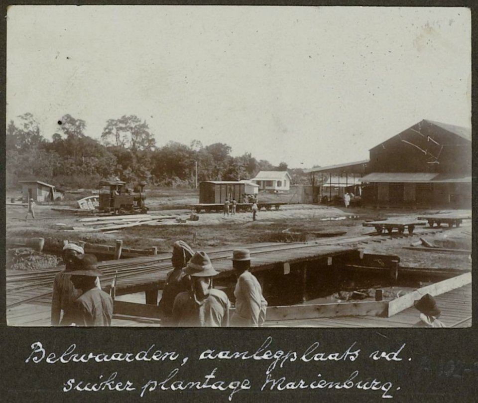 Collectie NMvWereldculturen, RV-A102-1-16, 'Belwaarden, aanlegplaats van de suikerplantage Marienburg'. Foto- G.M. Versteeg, 1903-1904