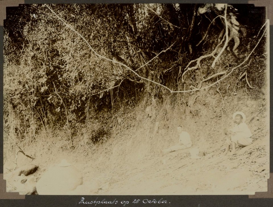 Collectie NMvWereldculturen, RV-A103-1-180, 'Rustplaats op 25 Oktober'. Foto- G.M. Versteeg, 25 oktober 1904