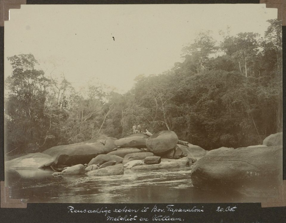 Collectie NMvWereldculturen, RV-A103-1-174, 'Reusachtige rotsen in de Boven Tapanahoni. Melchiot en William'. Foto- G.M. Versteeg, 20 oktober 1904