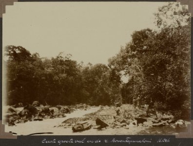 Collectie NMvWereldculturen, RV-A103-1-165, 'Eerste groote val in de rivier Boven Tapanahoni'. Foto- G.M. Versteeg, 16 oktober 1904