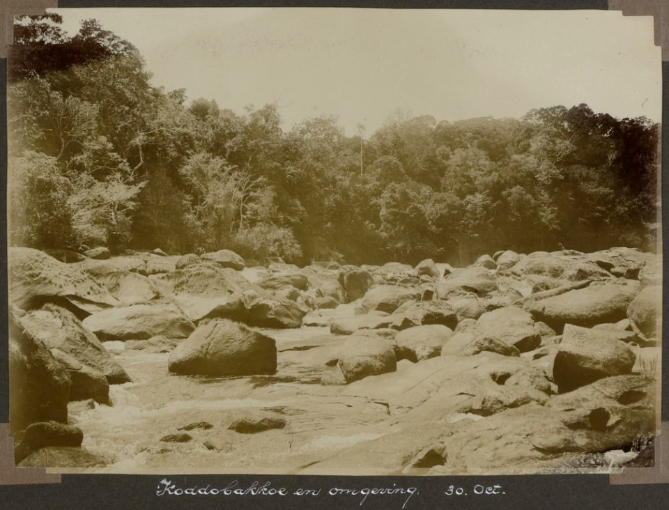 Collectie NMvWereldculturen, RV-A103-1-188, 'Koddobakkoe en omgeving'. Foto- G.M. Versteeg, 30 oktober 1904