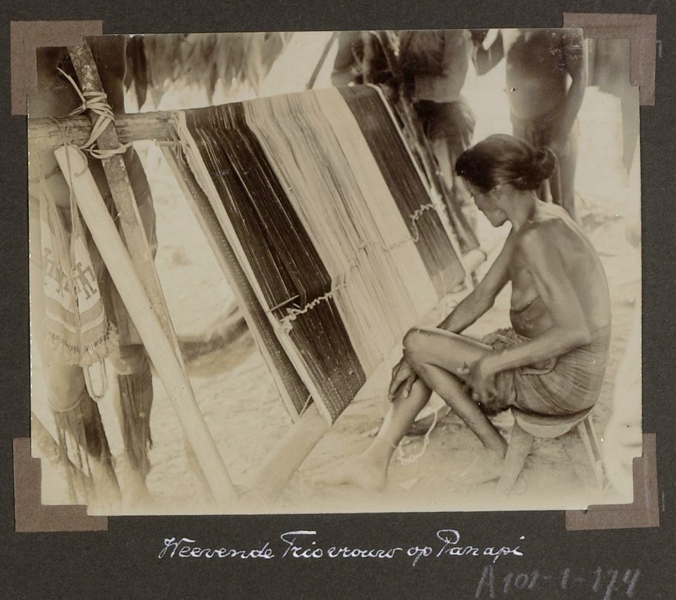 Collectie NMvWereldculturen, RV-A102-1-174, 'Weevende Triovrouw op Panapi'. Foto- G.M. Versteeg, 1903-1904