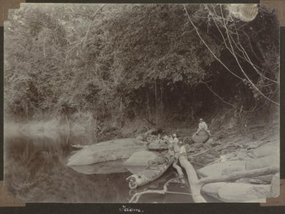 Collectie NMvWereldculturen, RV-A103-1-181, 'Rustplaats op 25 Oktober'. Foto- G.M. Versteeg, 25 oktober 1904