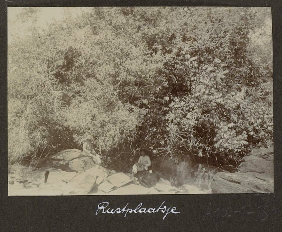 Collectie NMvWereldculturen, RV-A102-1-181, 'Rustplaatsje'. Foto- G.M. Versteeg, 1903-1904