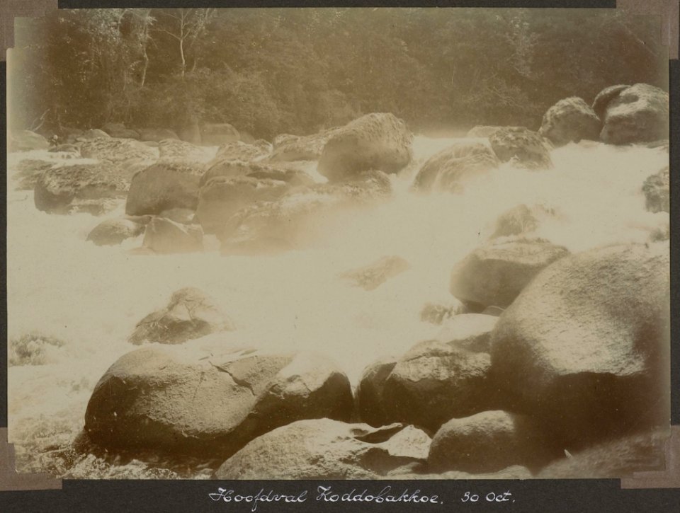 Collectie NMvWereldculturen, RV-A103-1-189, 'Hoofdval Koddobakkoe'. Foto- G.M. Versteeg, 30 oktober 1904