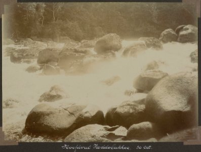 Collectie NMvWereldculturen, RV-A103-1-189, 'Hoofdval Koddobakkoe'. Foto- G.M. Versteeg, 30 oktober 1904