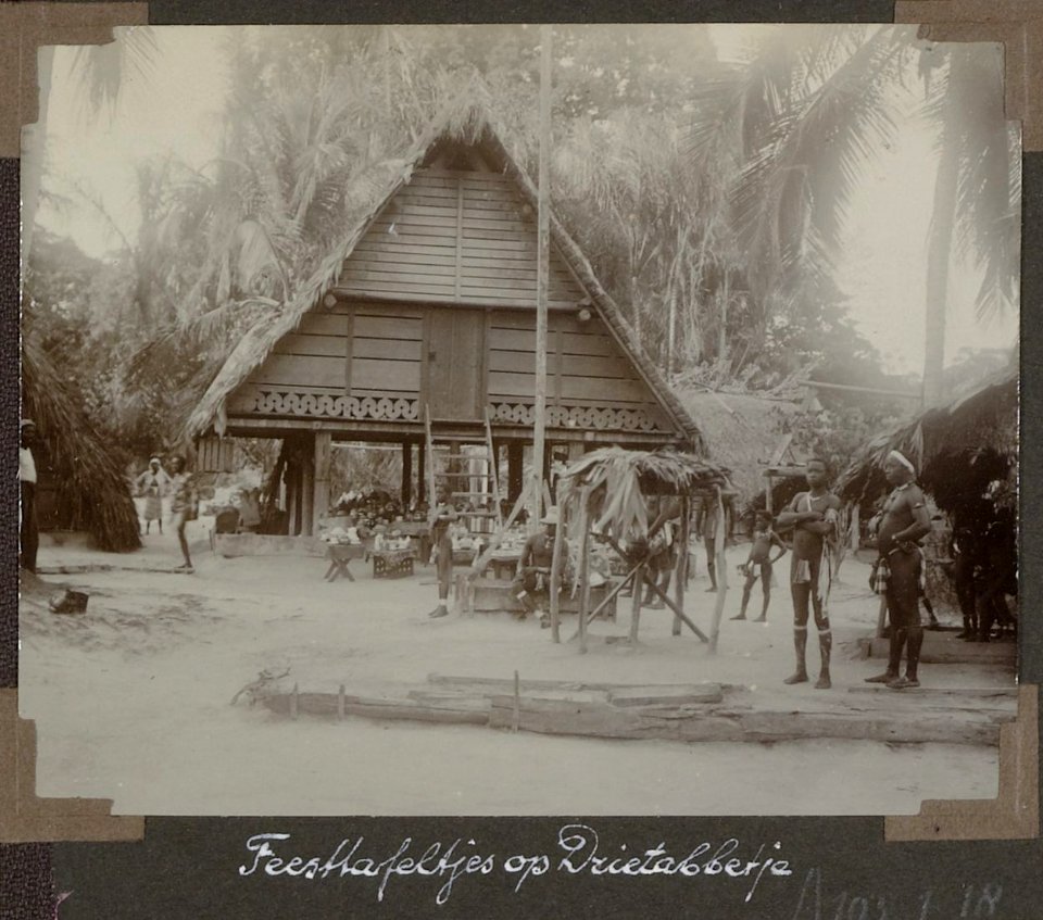 Collectie NMvWereldculturen, RV-A103-1-18, 'Feesttafeltjes op Drietabbbetje'. Foto- G.M. Versteeg, 1904