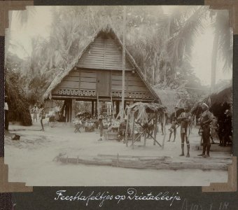 Collectie NMvWereldculturen, RV-A103-1-18, 'Feesttafeltjes op Drietabbbetje'. Foto- G.M. Versteeg, 1904