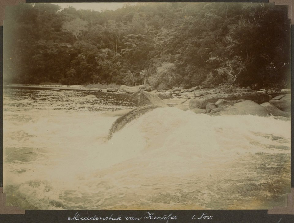 Collectie NMvWereldculturen, RV-A103-1-196, 'Middenstuk van Kentofor'. Foto- G.M. Versteeg, 1 november 1904