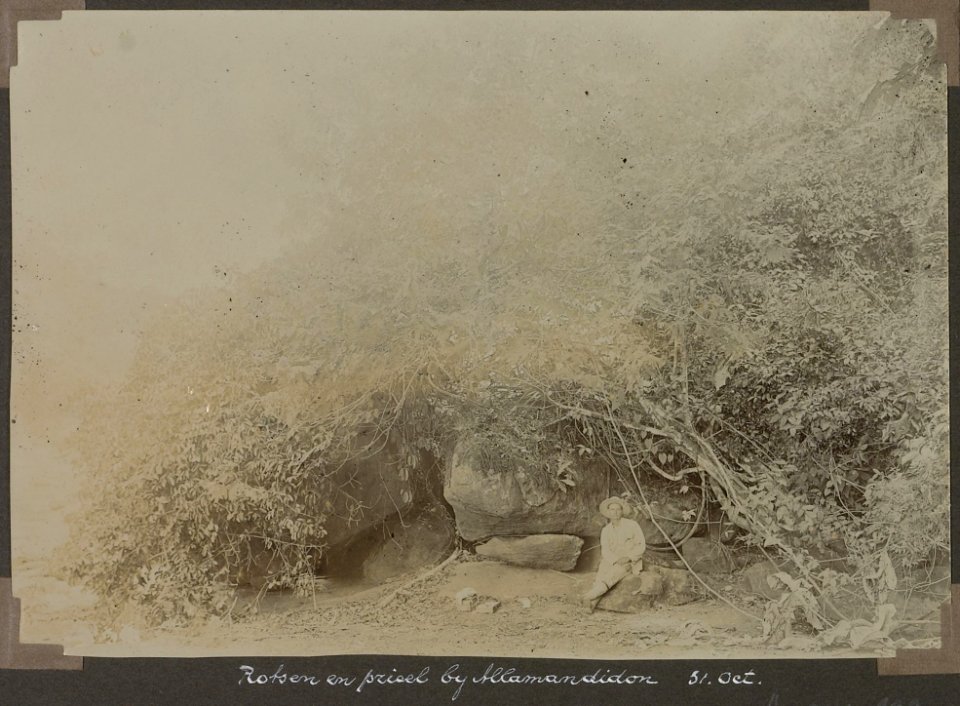 Collectie NMvWereldculturen, RV-A103-1-190, 'Rotsen en prieel bij Allamandidor'. Foto- G.M. Versteeg, 31 oktober 1904