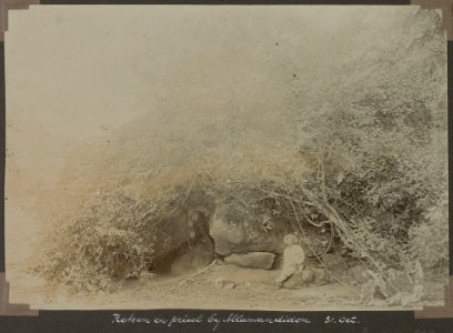 Collectie NMvWereldculturen, RV-A103-1-190, 'Rotsen en prieel bij Allamandidor'. Foto- G.M. Versteeg, 31 oktober 1904