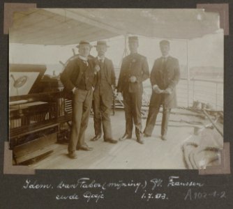 Collectie NMvWereldculturen, RV-A102-1-2, 'Vertrek uit Amsterdam per Prins Willem II van de West Indische mail. Van Faber (mijning) G.M. Versteeg, A. Franssen Herderschee en C.H. de Goeje'. Foto- G.M. Versteeg, 1903-1904