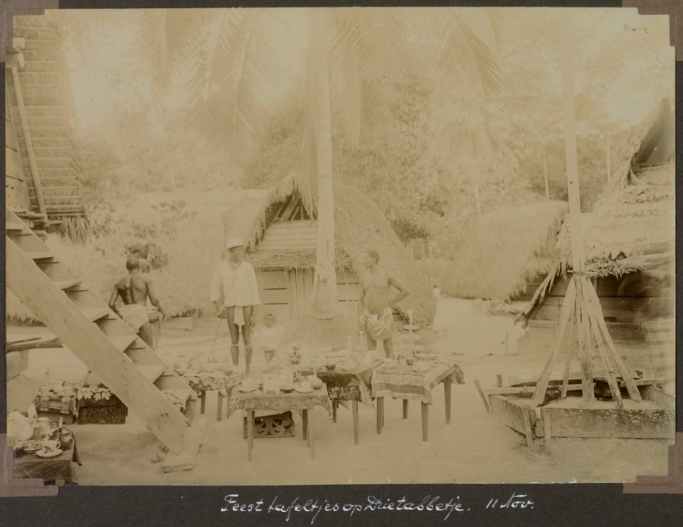 Collectie NMvWereldculturen, RV-A103-1-207, 'Feesttafeltjes op Drietabbbetje'. Foto- G.M. Versteeg, 11 november 1904
