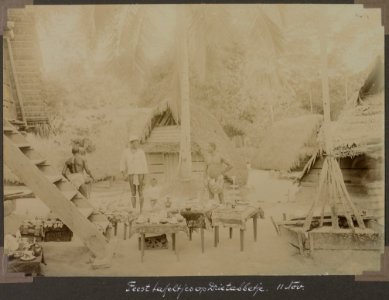 Collectie NMvWereldculturen, RV-A103-1-207, 'Feesttafeltjes op Drietabbbetje'. Foto- G.M. Versteeg, 11 november 1904
