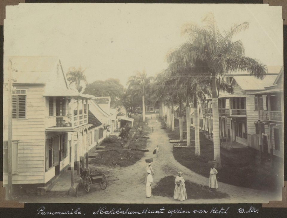 Collectie NMvWereldculturen, RV-A103-1-217, 'Parimaribo, Malibatumstraat gezien van hotel'. Foto- G.M. Versteeg, 23 november 1904
