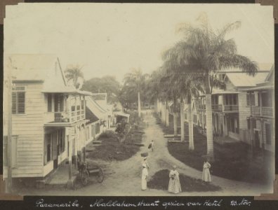 Collectie NMvWereldculturen, RV-A103-1-217, 'Parimaribo, Malibatumstraat gezien van hotel'. Foto- G.M. Versteeg, 23 november 1904