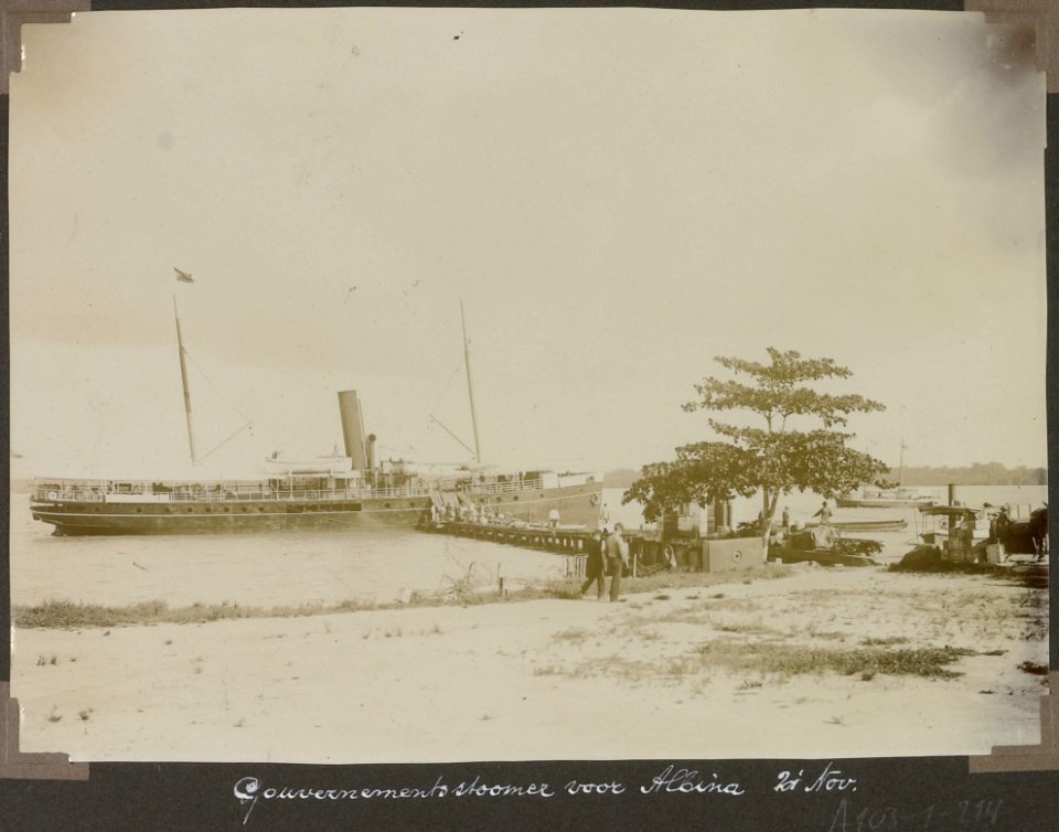 Collectie NMvWereldculturen, RV-A103-1-214, 'Gouvernementsstoomer voor Albina'. Foto- G.M. Versteeg, 21 november 1904
