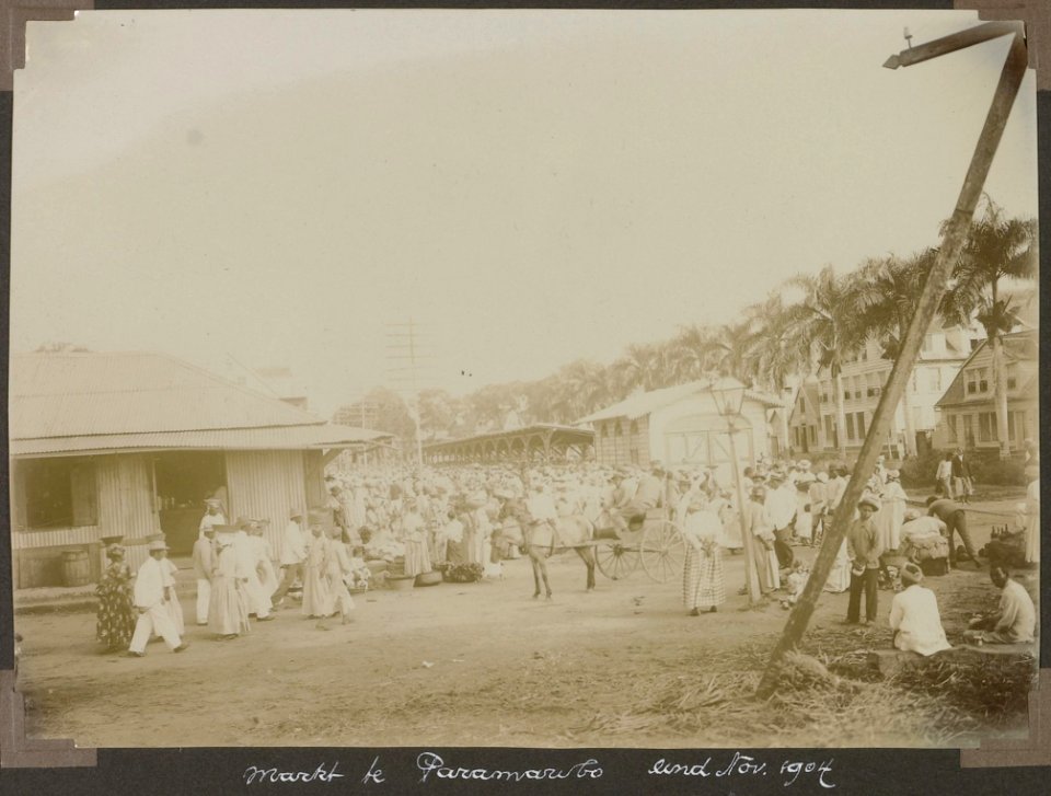 Collectie NMvWereldculturen, RV-A103-1-218, 'Markt te Paramaribo'. Foto- G.M. Versteeg, november 1904