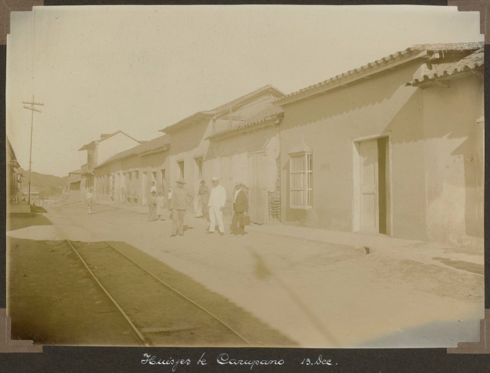 Collectie NMvWereldculturen, RV-A103-1-228, 'Huisjes te Carupano'. Foto- G.M. Versteeg, 13 december 1904
