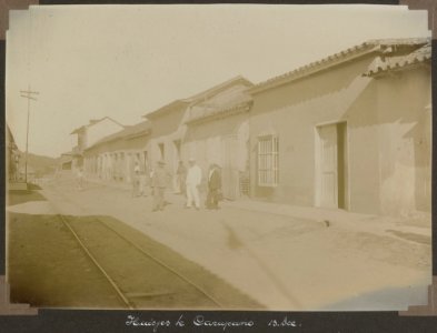Collectie NMvWereldculturen, RV-A103-1-228, 'Huisjes te Carupano'. Foto- G.M. Versteeg, 13 december 1904