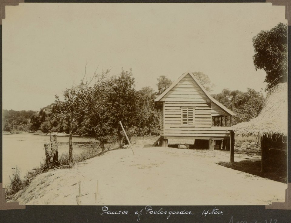 Collectie NMvWereldculturen, RV-A103-1-212, 'Pausoe of Poeloegoedoe'. Foto- G.M. Versteeg, 14 november 1904