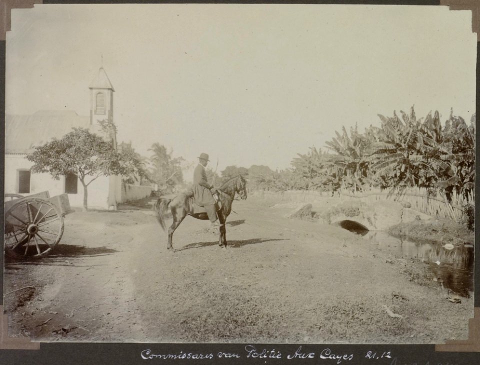 Collectie NMvWereldculturen, RV-A103-1-242, 'Commissaris van Politie Aux Cayes'. Foto- G.M. Versteeg, 21 december 1904