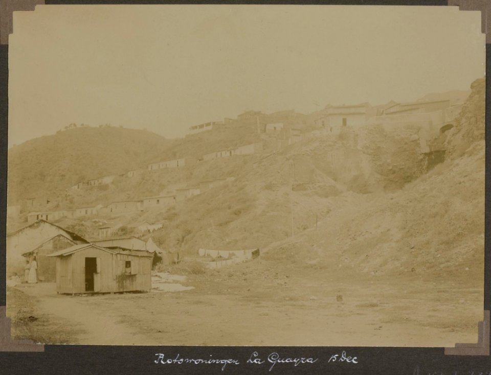 Collectie NMvWereldculturen, RV-A103-1-232, 'Rotswoningen la Guayra'. Foto- G.M. Versteeg, 15 december 1904