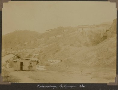 Collectie NMvWereldculturen, RV-A103-1-232, 'Rotswoningen la Guayra'. Foto- G.M. Versteeg, 15 december 1904