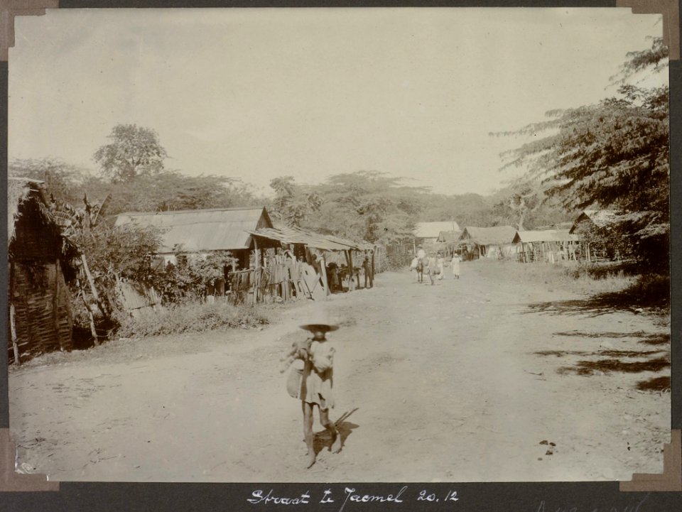 Collectie NMvWereldculturen, RV-A103-1-246, 'Straat te Jacmel'. Foto- G.M. Versteeg, 20 december 1904