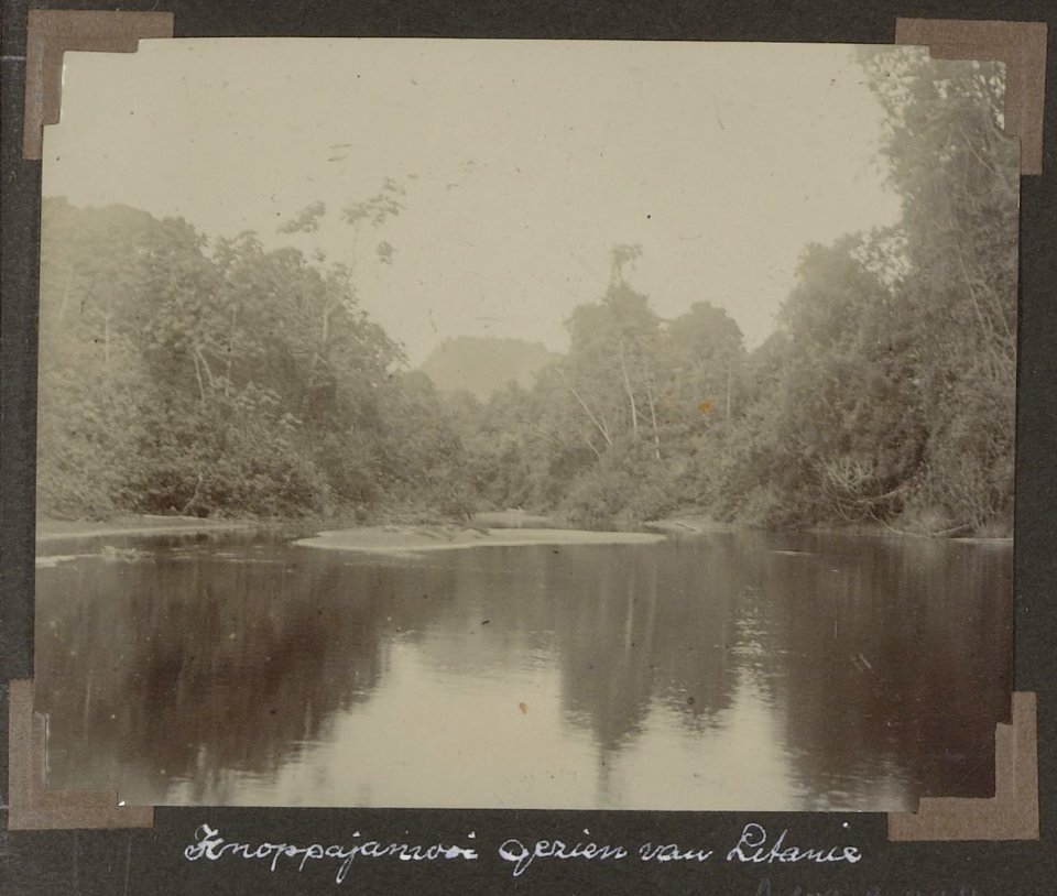 Collectie NMvWereldculturen, RV-A102-1-228, 'Knoppajamooi gezien van Litanie'. Foto- G.M. Versteeg, 1903-1904